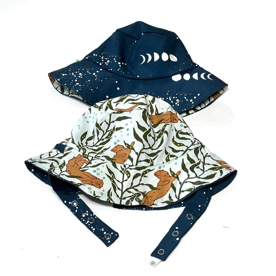 https://www.naturalresources-sf.com/cdn/shop/products/organic-reversible-bucket-sun-hat-otters-urban-baby-bonnet-ub2_900x.jpg?v=1658810664